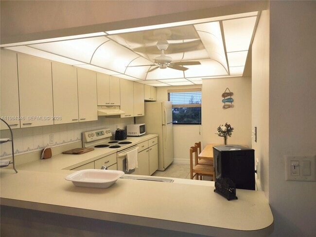 Building Photo - 10200 S Ocean Dr