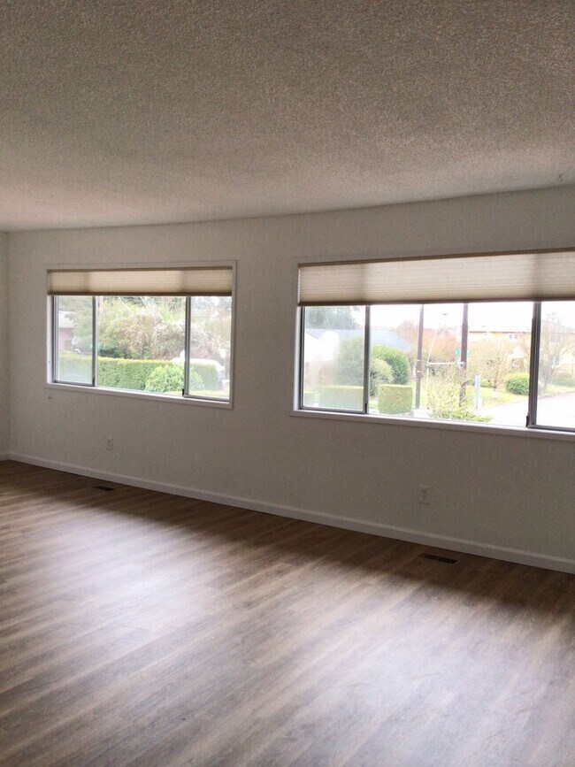 Building Photo - AVAILALBE NOW - Two Bedroom and Two Bath Duplex Unit in Central Park Neighborhood