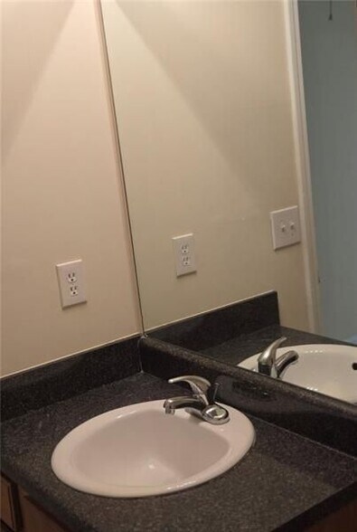 Building Photo - 40 Middlebrook Dr