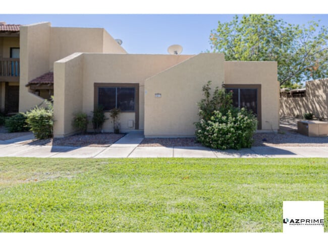 Building Photo - Lovely 3/2 End Unit Townhouse in Glendale - Comfort &amp; Convenience!