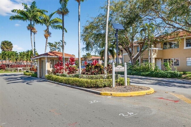 Building Photo - 908 Twin Lakes Dr