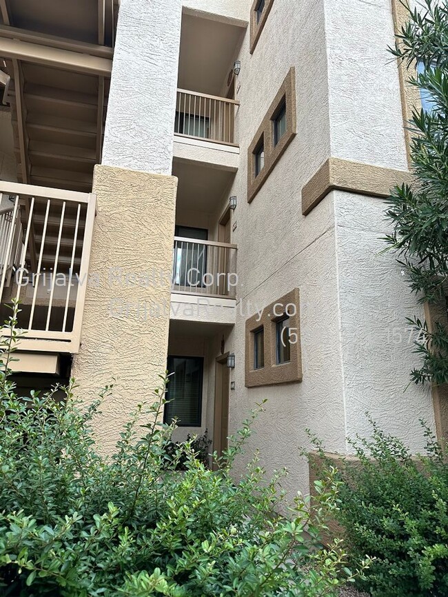 Building Photo - 2 Bed, 2 Bath Condo in Foothills Gated Com...