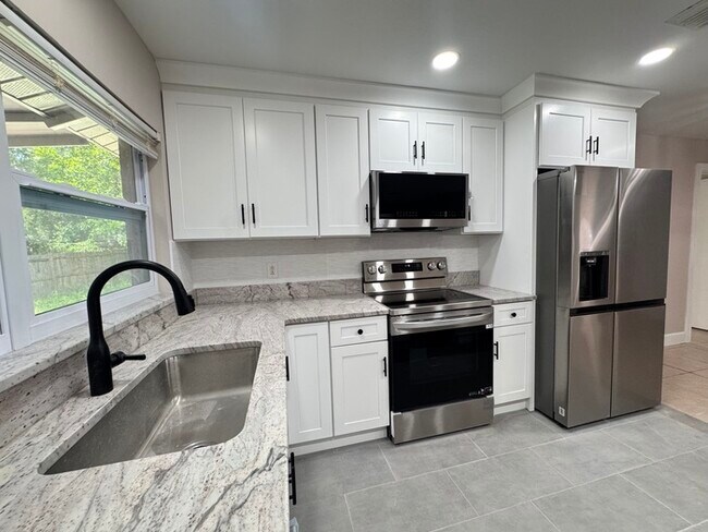 Building Photo - Fully Renovated Palm Harbor Home