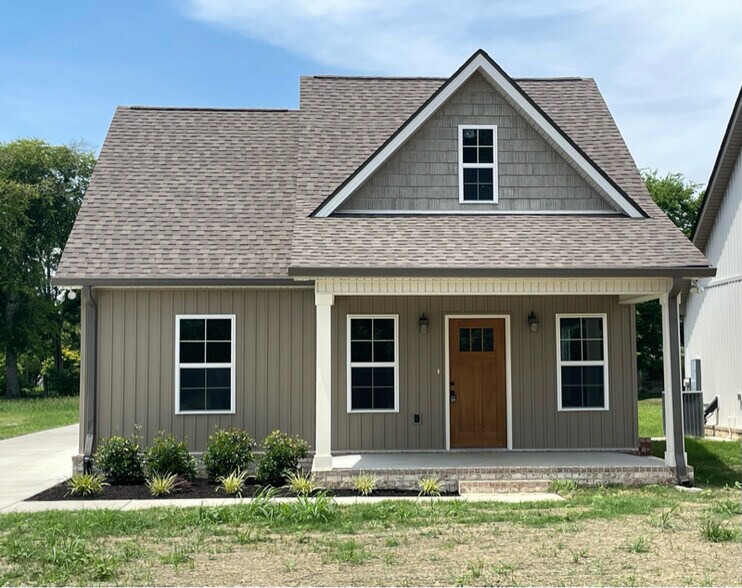 Building Photo - 696 Castle Heights Ave