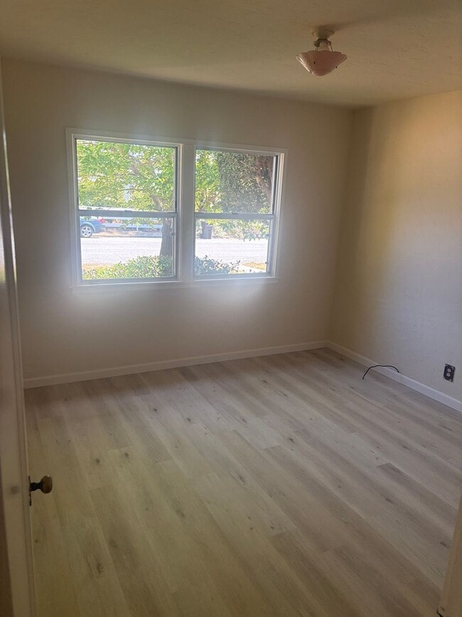 Building Photo - 703