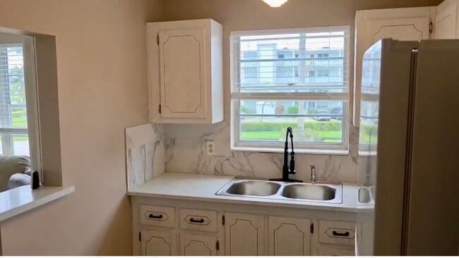 Building Photo - 226 Windsor J