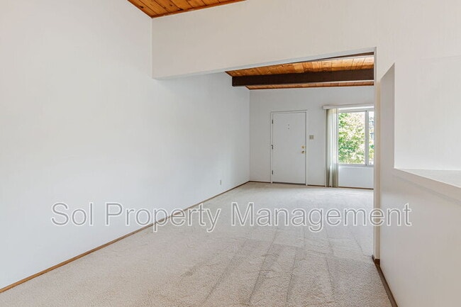 Building Photo - 3 Treanor St