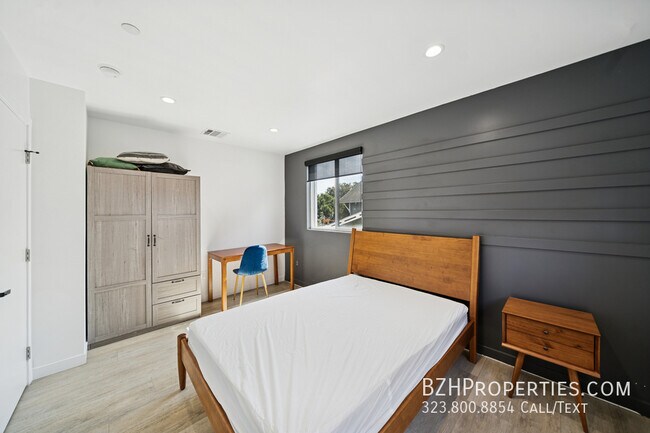 Building Photo - 837 N Harvard Blvd