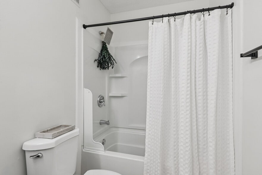 Building Photo - 2209 Hunters Run Dr