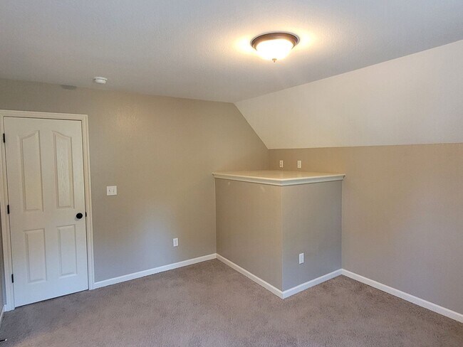 Building Photo - 3 Bedroom 2.5 Bathroom Home