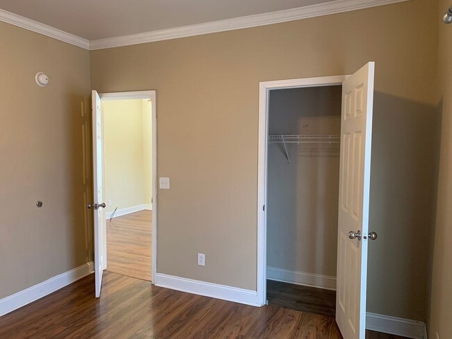 Building Photo - Adorable home in Joplin! 2 bedroom, 1 bathroom home with large living space, carport, and applian...