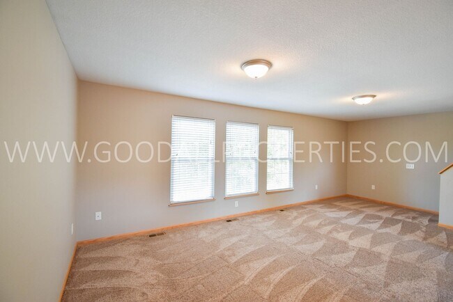 Building Photo - 2 Bedroom, 2.5 bath townhome in Urbandale ...