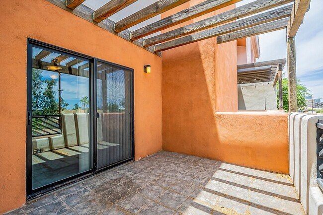 Building Photo - Walking Distance to ASU!