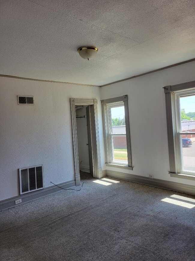 Building Photo - 1006 E 2nd St