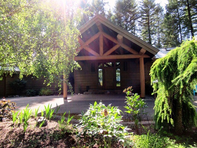 Building Photo - Hidden Whitefish Lake 3 bedroom Furnished ...
