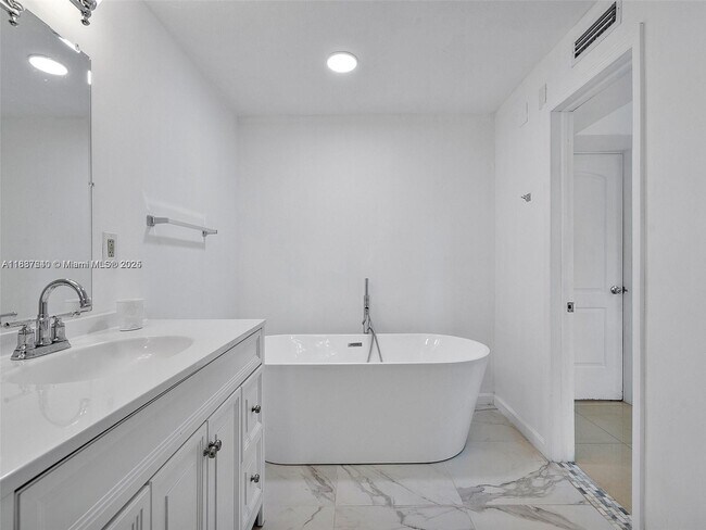 Building Photo - 947 NE 149th St