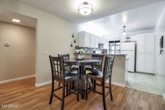 Building Photo - 37000 Meadowbrook Common