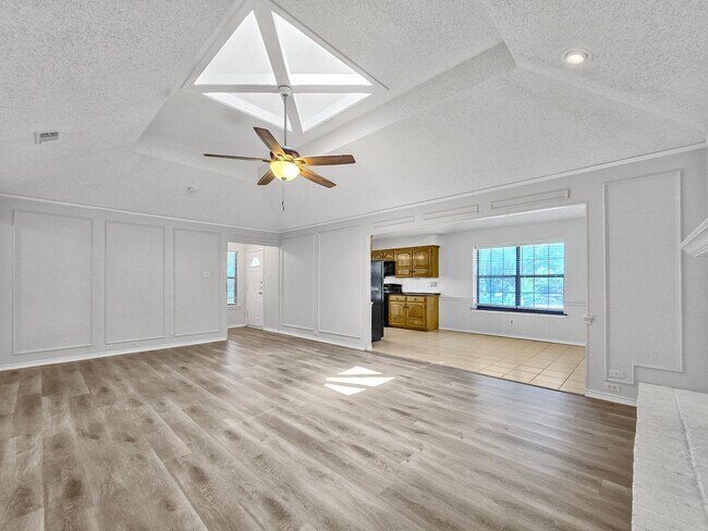 Building Photo - Coming Soon! 4 BR/2BA | Newly Renovated Single Family Home | Covered Patio | In Waxahachie!