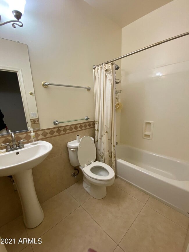 Building Photo - 2350 W Maplewood St