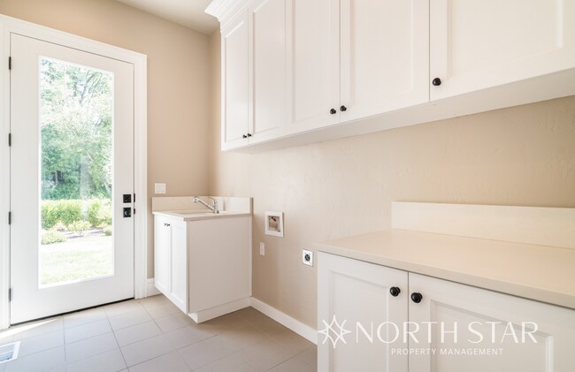 Building Photo - Executive Custom Home with River View on Acreage in West Linn