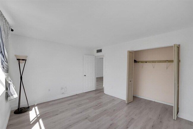 Building Photo - 301 Croton Ave