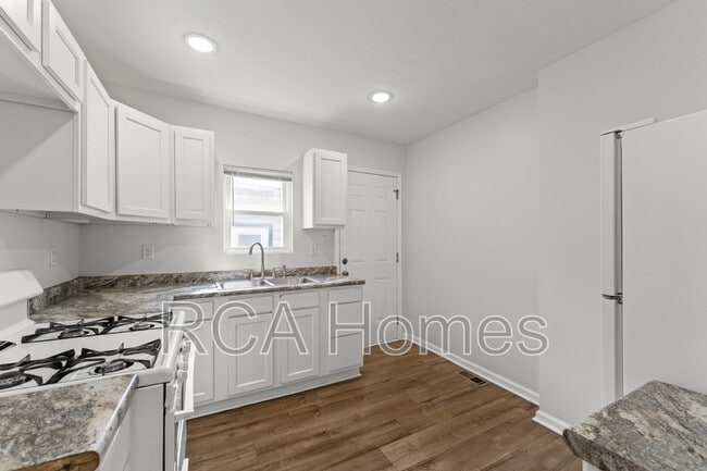 Building Photo - 603 N Sherman Dr