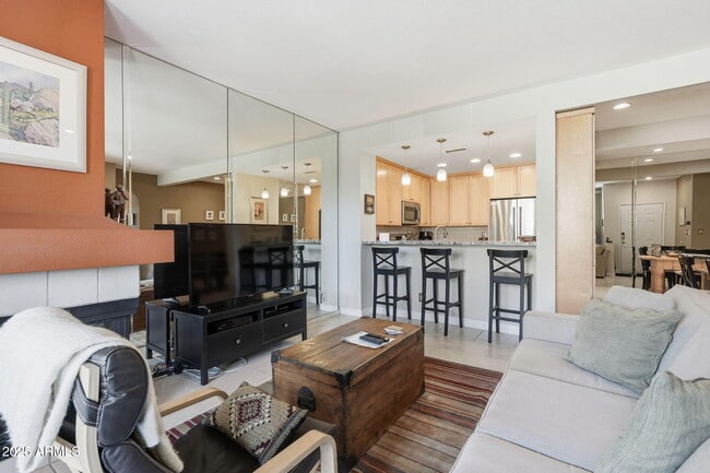 Building Photo - 9708 E Vía Linda