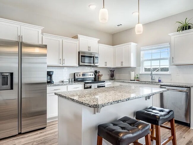 Building Photo - Amazing 3BR Townhome in Goodlettsville
