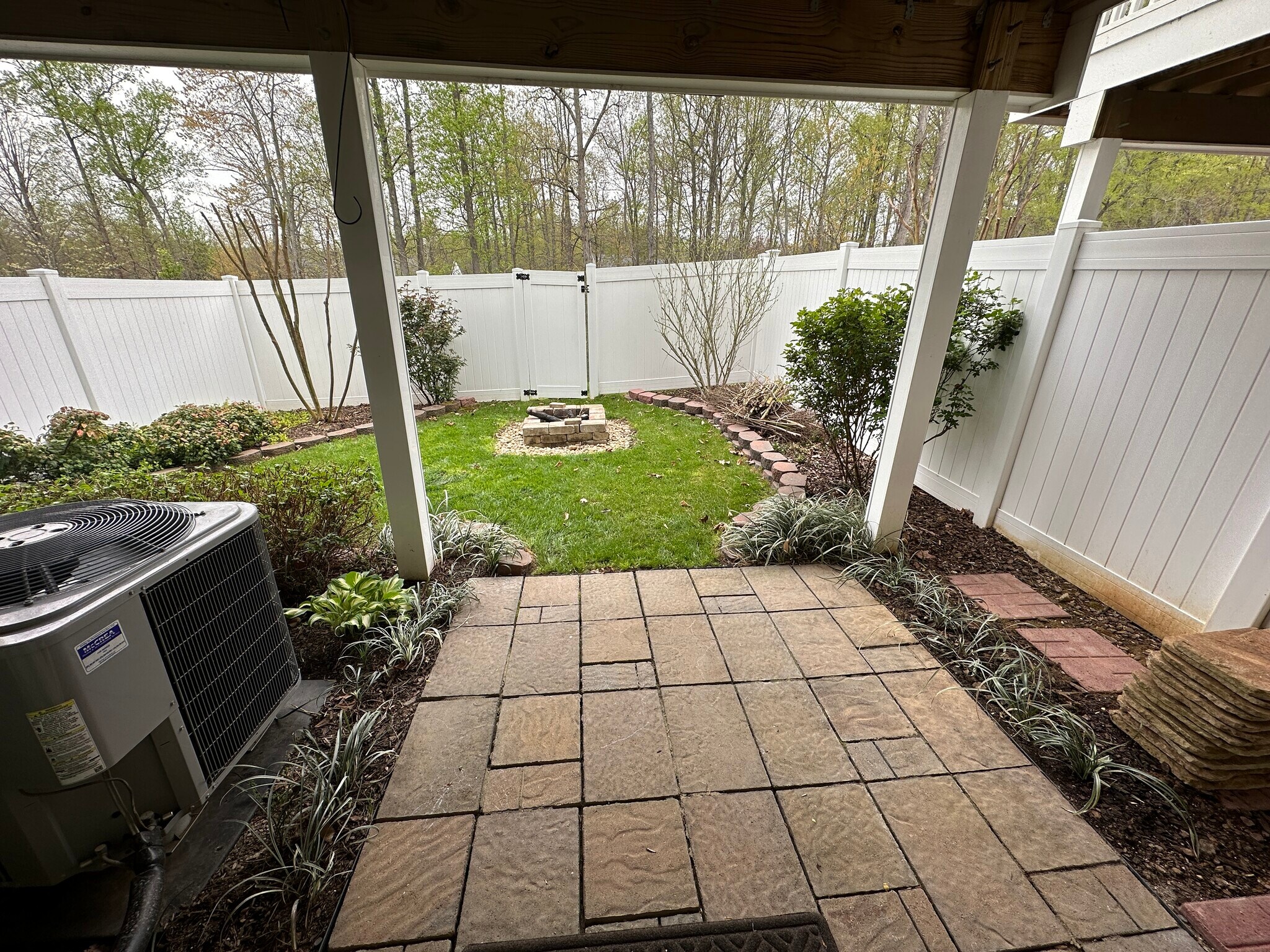 Fenced back yard w/ fire pit - 16654 Danridge Manor Dr