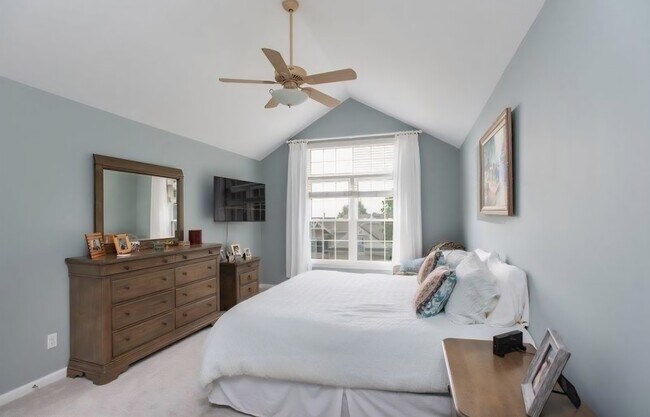 Building Photo - 1092 Shadowlawn Dr