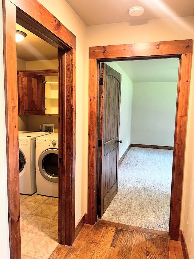 Building Photo - Charming Home with Open Floor Plan & Pet-Friendly Yard – Prime Location!