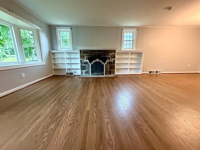 Building Photo - Stunning 4-Bedroom Home Nestled in Glenside. Available NOW!