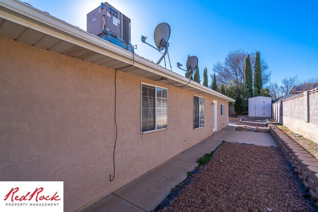 Building Photo - Pet Friendly - 4 Bed 2 Bath for rent in St. George