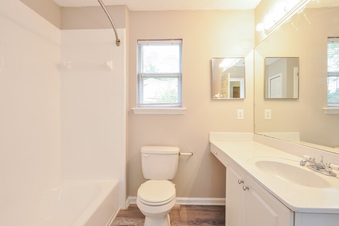 Building Photo - 305 Tara Glenn Ln