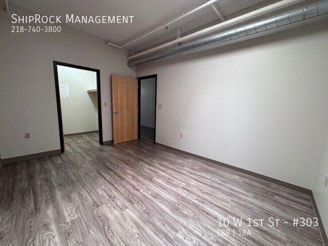 Building Photo - 10 W 1st St