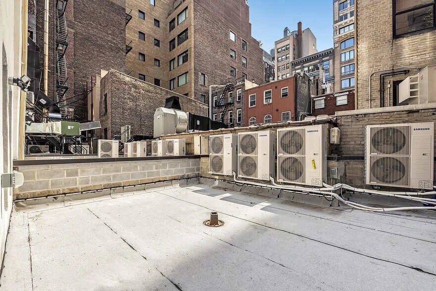 Building Photo - 18 E 13th St