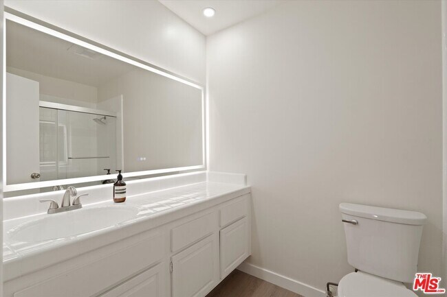 Building Photo - 429 N Oakhurst Dr