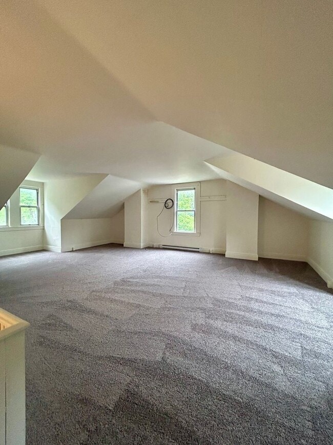 Building Photo - Large 3bd/ 1.5 bath Home w/Attic Room l Sp...
