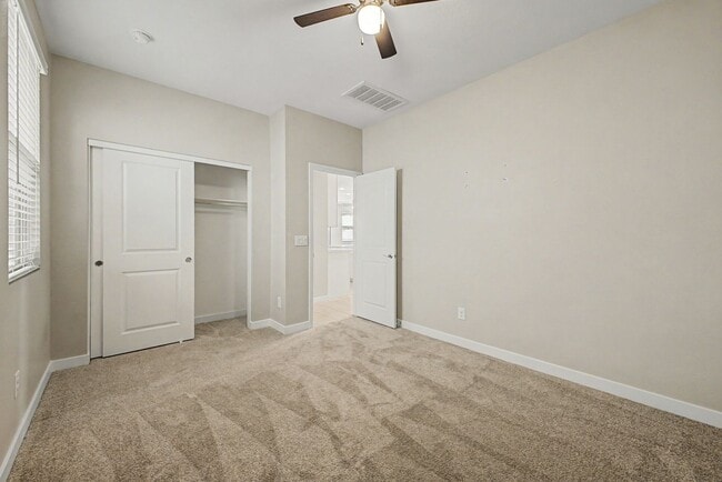 Building Photo - 4 bedroom 1 Story Home