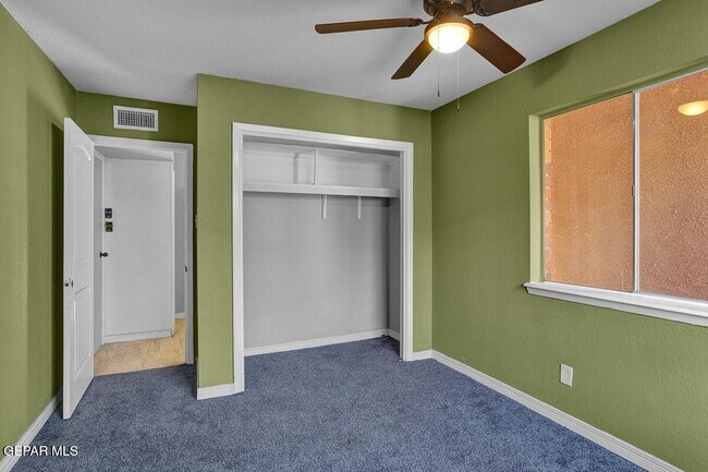 Building Photo - 3709 Roslyn Dr