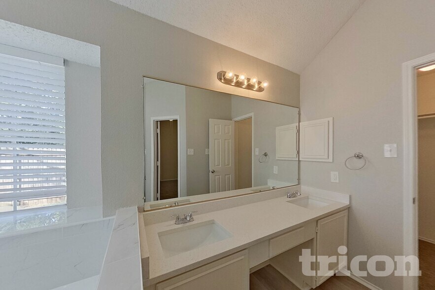 Building Photo - 805 Clover Hill Ln