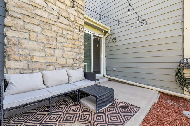 Building Photo - $2,400 - 3 Bed, 2.5 Bath Townhome with Fin...