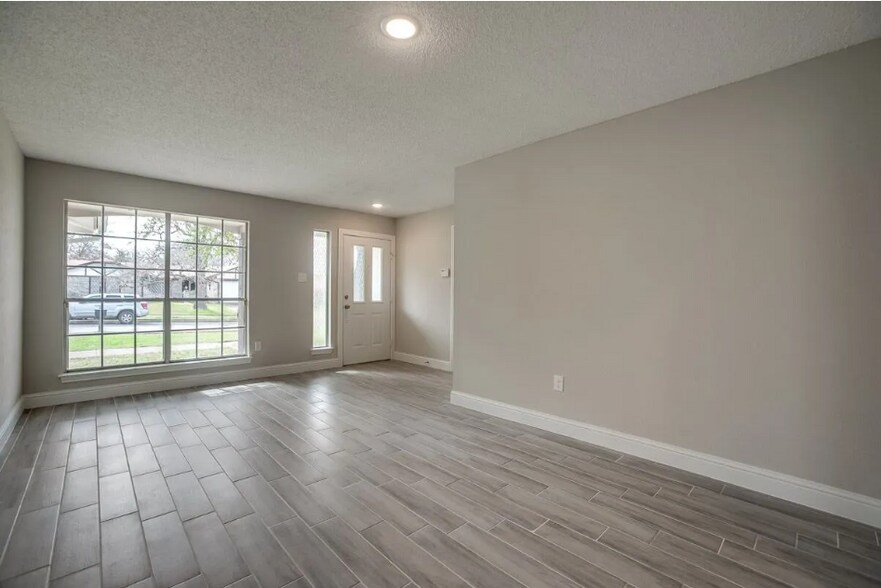 Living/dining area 2 - 2311 Blackhaw Ct