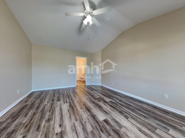 Building Photo - 4 Laurel Ln