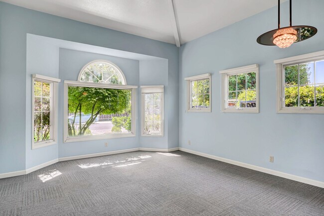 Building Photo - Spacious 4 bed, 2.5 Bath Home with Bonus Room and Pool in Palo Alto!
