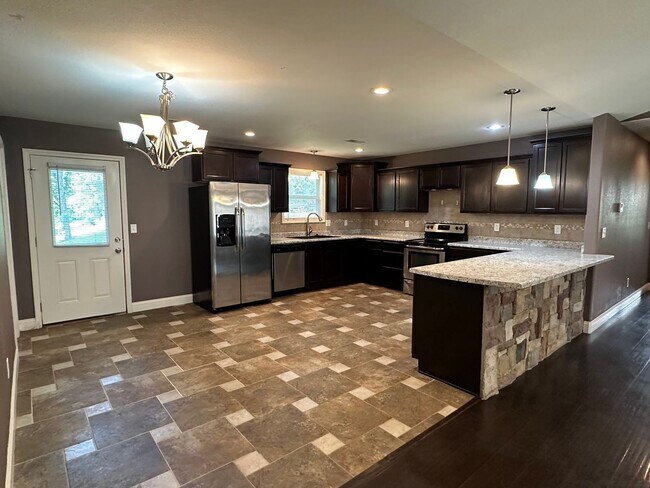 Building Photo - 4 Bed 2 Bath FOR RENT in Waynesville