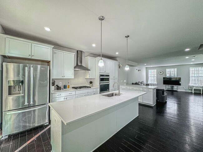 Building Photo - Stunning and Spacious 4 Bed 3.5 Bath End Unit Townhome In Highly Desired Goose Creek Club