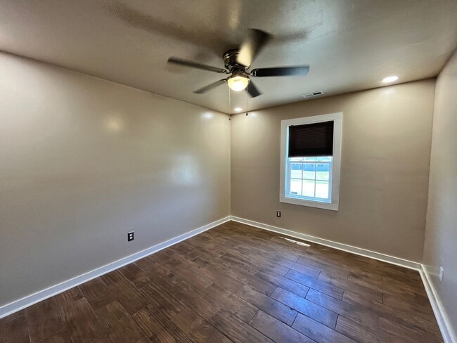 Building Photo - Great home avail in Hubert!  Mini split AC in garage perfect for personal gym!
