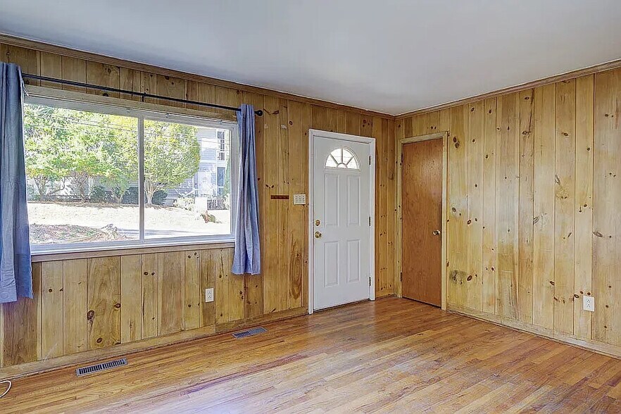 Building Photo - Room in House on Hillsborough St