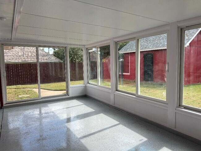 Building Photo - Welcome to this inviting 3-bedroom, 2-bathroom home in the heart of Cleburne, perfectly suited fo...